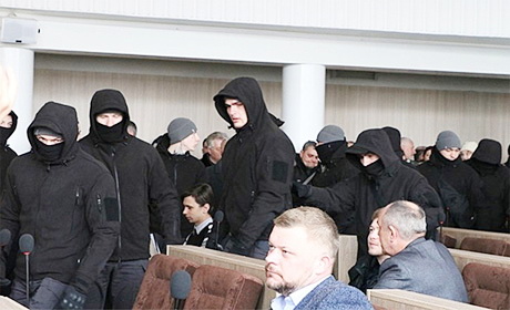 Вони зайшли на сесію, щоб тиснути на депутатів. Фото з сайту gazeta.ua